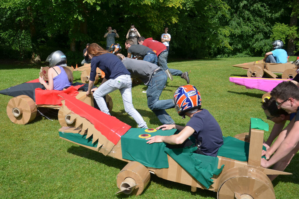 team building construction de voiture en carton à paris