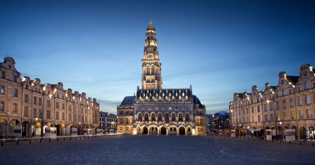 Arras_-_Place_des_H__ros_-_AdobeStock_Production_Perig_-_fichier_82694715_-_OPT