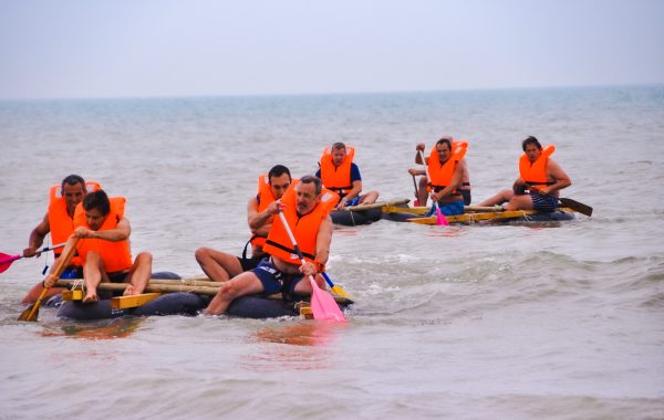 activité_team_building_construction_de_radeau_pou_seminaire_dentreprise